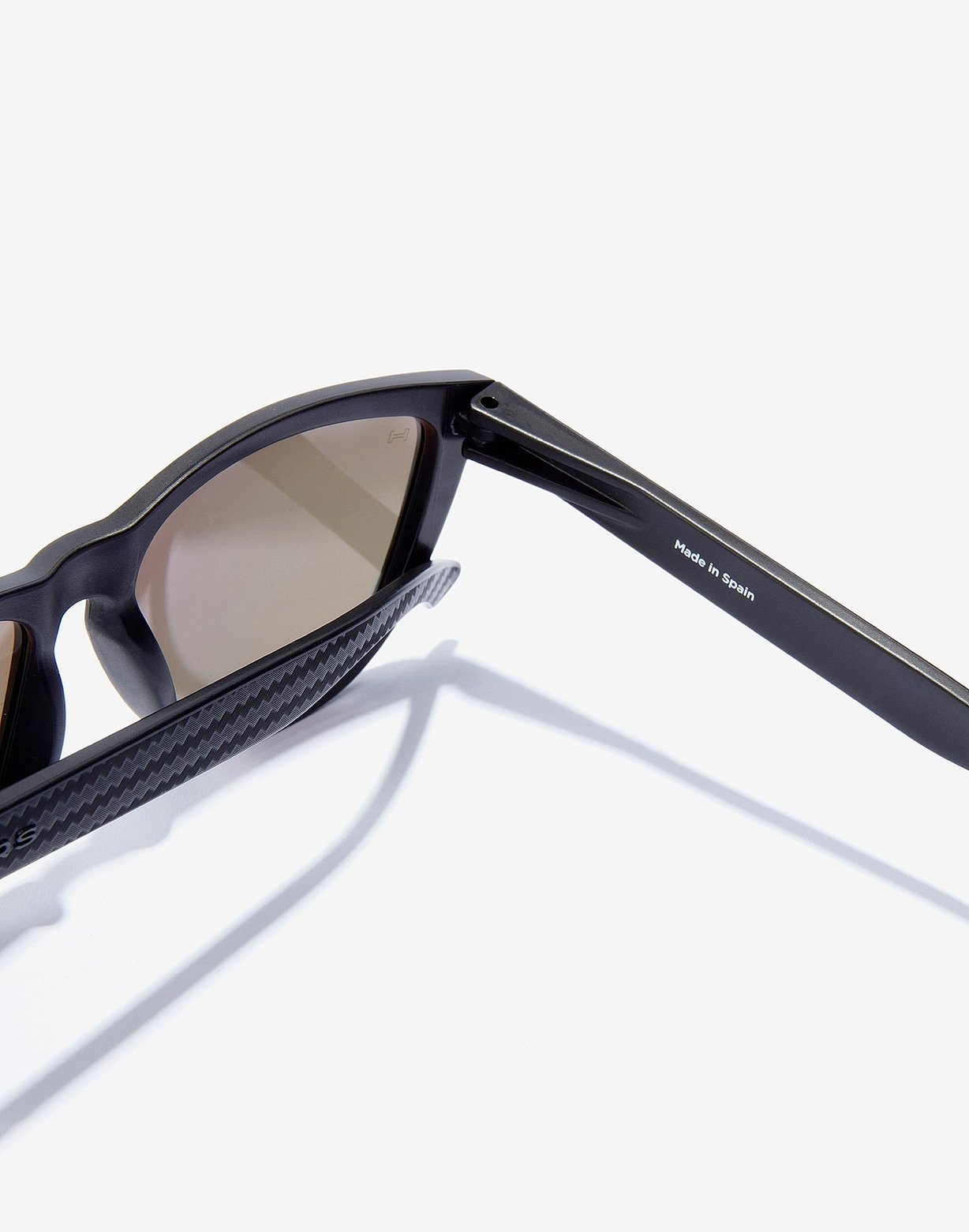 ONE RAW CARBON FIBER - POLARIZED DAYLIGHT 2 ONE RAW CARBON FIBER - POLARIZED DAYLIGHT